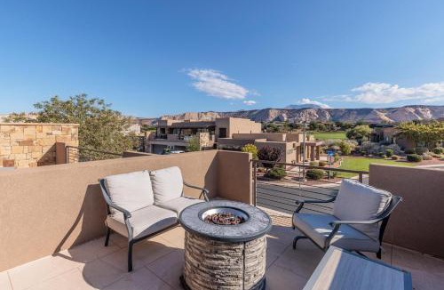 St. George House | Sunny Ledgeview Retreat