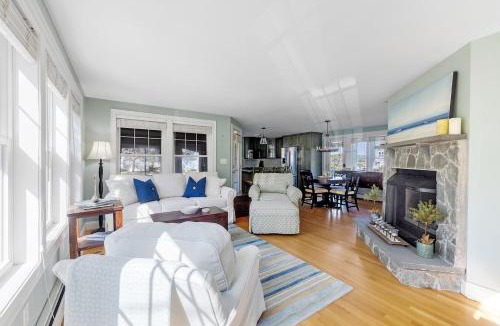 Kennebunkport House | Sunny Lighthouse Steps to Goose Rocks Beach