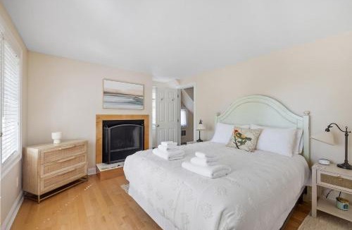 Kennebunkport House | Sunny Lighthouse Steps to Goose Rocks Beach