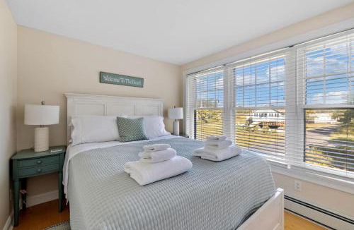 Kennebunkport House | Sunny Lighthouse Steps to Goose Rocks Beach