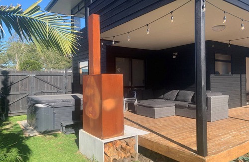 Whangamata House | Sunny Modern Beach House 5 min walk to Surf Club