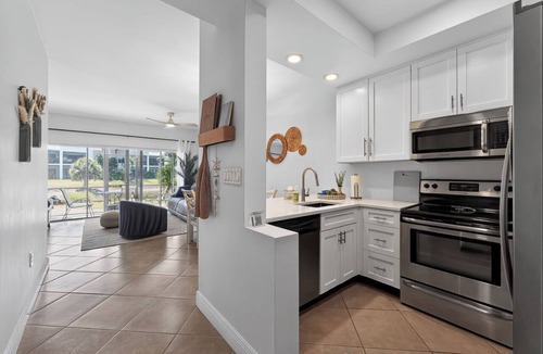 Central Naples Condo | Sunny Naples Getaway- 2BR Condo with Pool, Tennis, & Minutes to Beach