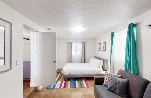 Rosemont West House | Sunny Oasis
