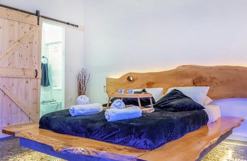 Old Town Rethymnon Apartment | Sunny Palm Room Crete