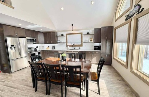 Valemount House | Sunny Peaks Cabin Rental