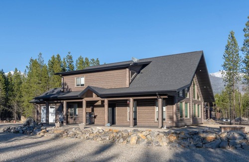 Valemount House | Sunny Peaks Cabin Rental