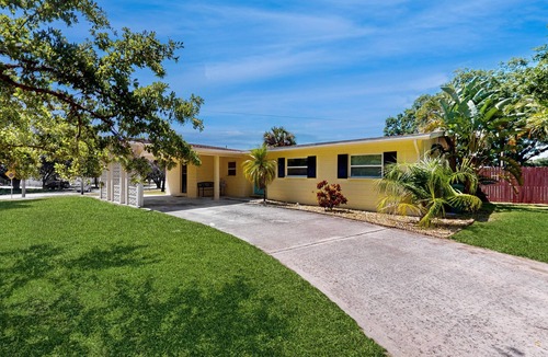 College Green Estates House | Sunny Pet-Friendly Retreat - Backyard with Lounge Seating, Firepit, Grill & Outdoor Patio! ☀️