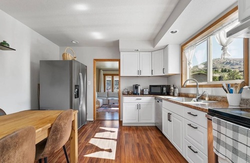 Chelan House | Sunny Poolside | Serene Walk to DT and Lake Chelan