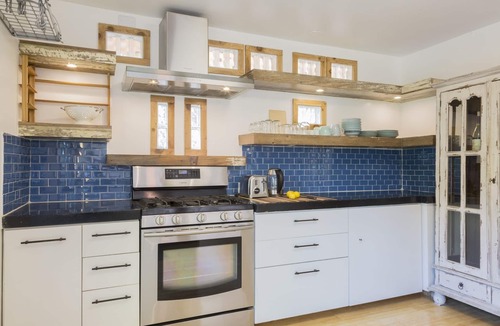 Dawson House | Sunny, quiet. 2bd/2ba + home office + separate studio. Perfect for creatives!