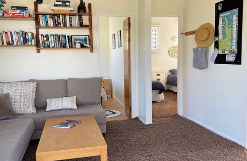 Whangapoua Cottage | Sunny relaxed beach sleep out - pet friendly