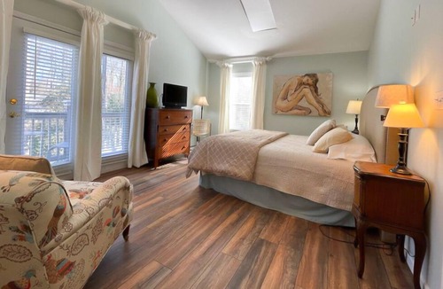 SouthPark House | Sunny Retreat in SouthPark – Spacious 2 BR 1Bath