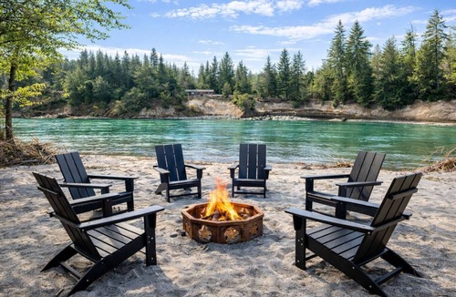 Concrete House | Sunny Retreat River Cabin -Fishing/HotTub/Sauna/EV