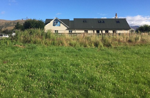 Frankton House | Sunny Riverside
