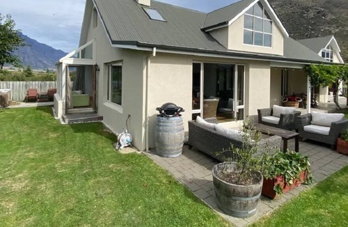 Frankton House | Sunny Riverside