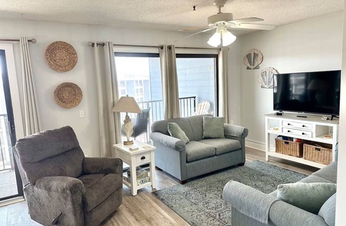 Myrtle Beach Condo | Sunny Seaside Retreat with Beach & Pool Access!