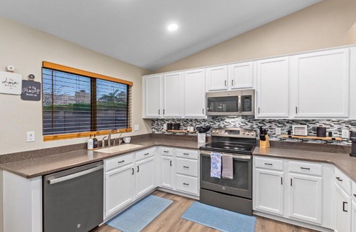 East Mesa House | Sunny Serenity: Mesa Masterpiece
