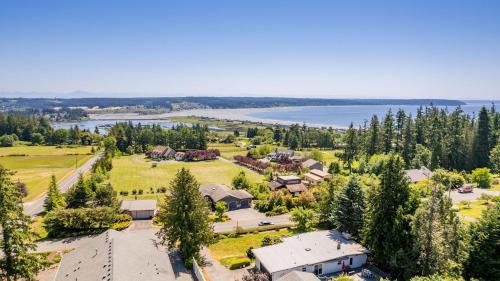 Freeland House | Sunny Side Island Retreat by AvantStay