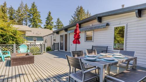 Freeland House | Sunny Side Island Retreat by AvantStay