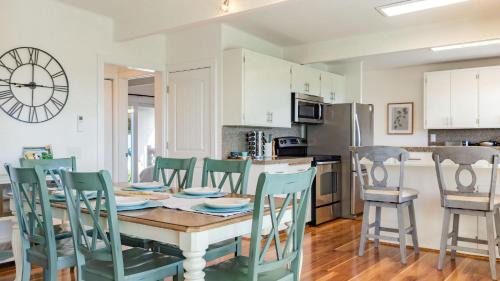 Freeland House | Sunny Side Island Retreat by AvantStay