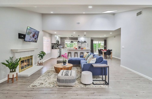 Santa Susana House | Sunny Simi Valley Long Term Stays Dedicated Workplace Jacuzzi Temporary Home