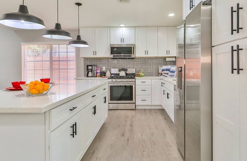 Santa Susana House | Sunny Simi Valley Long Term Stays Dedicated Workplace Jacuzzi Temporary Home