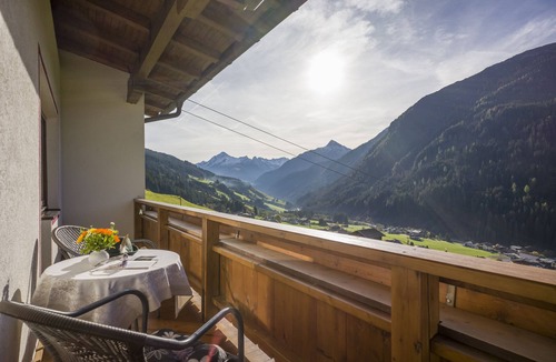 Vorderlanersbach Apartment | Sunny south-facing slope, detached, directly at the ski area Zillertal 3000, W-LAN