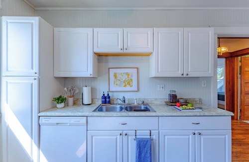 Upper East Side House | Sunny & Spacious 4BR East Side Stay ¦ Balcony ¦ Family-Friendly