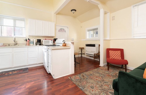 Uptown Oakland House | SUNNY & SPACIOUS FLAT IN DOWNTOWN