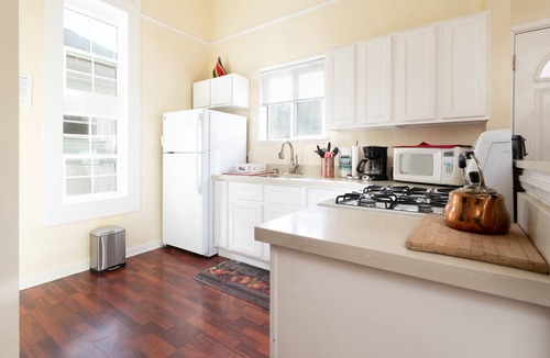 Uptown Oakland House | SUNNY & SPACIOUS FLAT IN DOWNTOWN