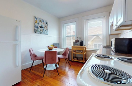 Aspinwall Hill Apartment | Sunny,spacious, sleeps 4, steps to MBTA,Hospitals.