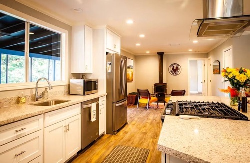 Freestone House | Sunny Spacious Wine Country Retreat 2BD 2BA