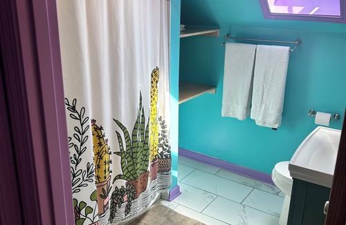 Pilsen Apartment | Sunny Studio w/Skyline View in Pilsen, Chicago