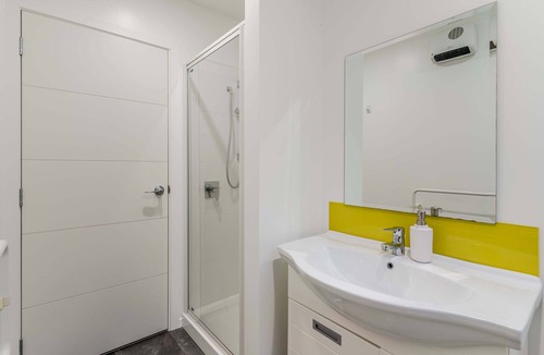 Dunedin City Centre Apartment | Sunny three bedroom city apartment