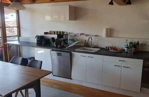 Greiling Apartment | Sunny top-floor apartment with panoramic balcony & mountain views