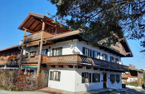 Greiling Apartment | Sunny top-floor apartment with panoramic balcony & mountain views