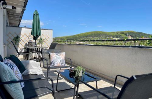 Floresti Apartment | Sunny View 2BR Apartment with Terrace - near VIVO and Amethyst