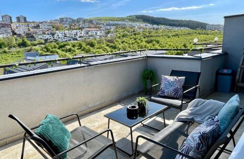 Floresti Apartment | Sunny View 2BR Apartment with Terrace - near VIVO and Amethyst