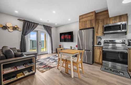 Calgary House | Sunny Walk-out Unit | Free HiSpeed WiFi & Parking | Near Grocery