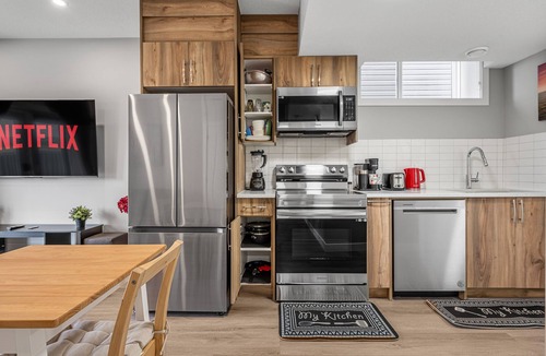 Calgary House | Sunny Walk-out Unit | Free HiSpeed WiFi & Parking | Near Grocery