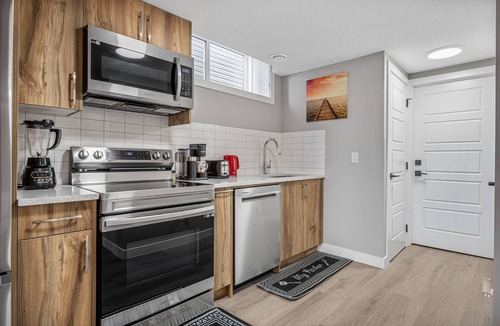 Calgary House | Sunny Walk-out Unit | Free HiSpeed WiFi & Parking | Near Grocery