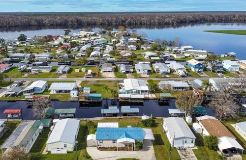 Welaka House | Sunny Waterfront Welaka Home w/Private Dock!