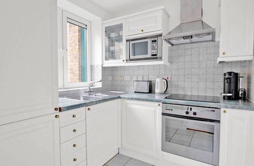 Bishop's Apartment | Sunny Waterloo Studio w/Doorman, nr Waterloo Station, by Blueground