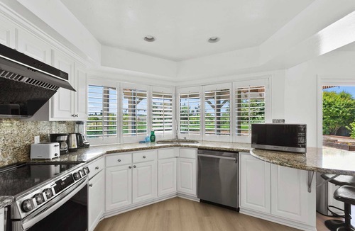 Lake Forest House | Sunnybrook Haven — Lake View Mid-Term Retreat in Vibrant Lake Forest #42087