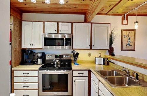 Sunplace House | Sunplace 02 | Easy Access to Lake + Indoor Pool!