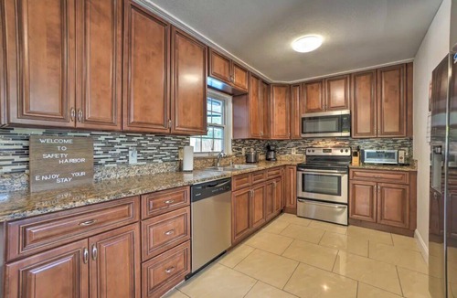 Safety Harbor House | SunRay Stay ~ Heated Pool, Putting Green, & Patio