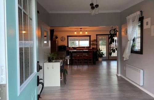 Sandspit House | Sunrise Cabin Private Beach Front Accommodation sleeps 6
