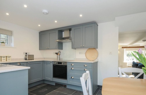 Saint Kew Cottage | SUNRISE COTTAGE, pet friendly, with open fire in St Kew Highway