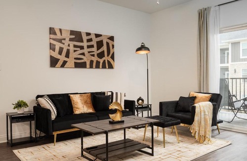 Whitestown Apartment | Sunrise Glow Spacious 2BR 2BA 2 King Beds Gym WFH