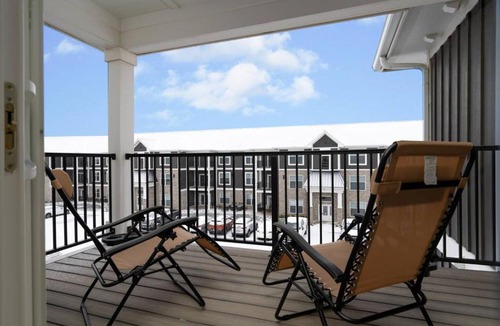 Whitestown Apartment | Sunrise Glow Spacious 2BR 2BA 2 King Beds Gym WFH