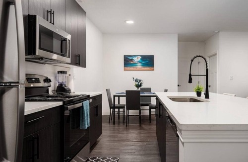 Whitestown Apartment | Sunrise Glow Spacious 2BR 2BA 2 King Beds Gym WFH